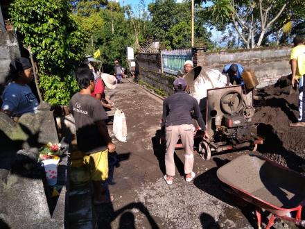 Hari Pertama Pengerjaan Rabat Beton di Gang Banjar Celuk Dusun Kanginan